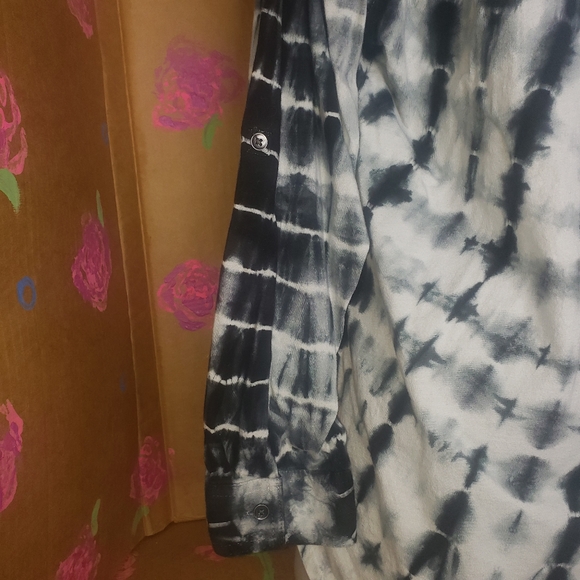 ROCK & REPUBLIC LONG SLEEVE BLACK & WHITE TIE DYE SHIRT SIZE LARGE - Picture 5 of 10